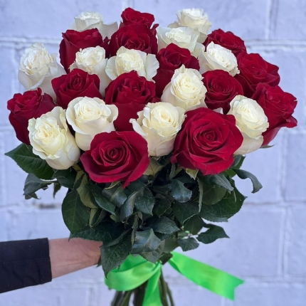 Букет «Баланс» из красных и белых роз - купить с доставкой в по Андреевке